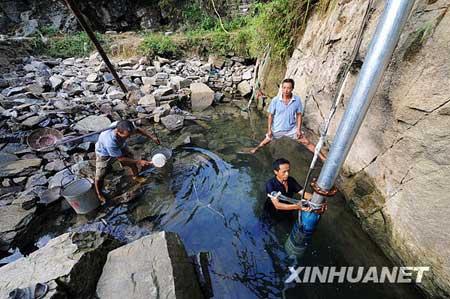 夏秋連旱致湖南百萬(wàn)人飲水困難(組圖)