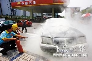 重慶公交車自燃7人受傷 20余乘客自救脫險(xiǎn)(圖)